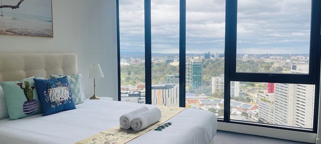Southbank Hidden Gem - Deluxe 2BR w/Parking, Balcony, Pool, Gym, Walk to Crown