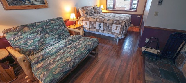 Studio with Personal Hot Tub and Fireplace Dogs Welcome