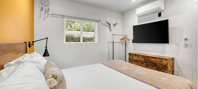Southwest by AvantStay | Heart of Hollywood | Remodeled 1920s Bungalow