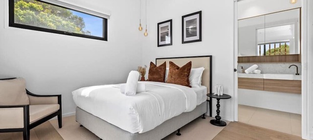 Beach Luxury On The Park- Central Ocean Grove, Sleeps 6, 2 bedroom, 3 bathroom