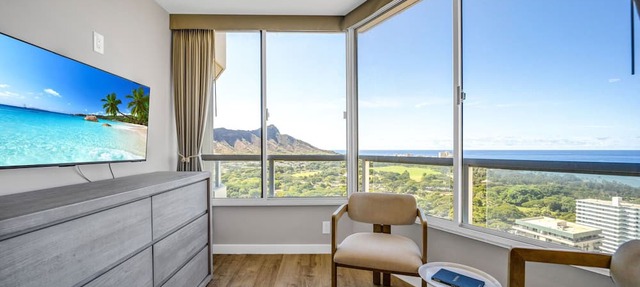 Stunning Ocean & Diamond Head Views Await at 2Bedroom Diamond Head Vista