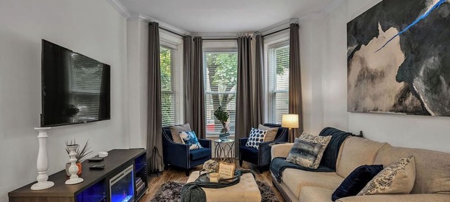 2-Story 4-Bedroom Condo: 3-minute walk to Wrigley Field. King Bed