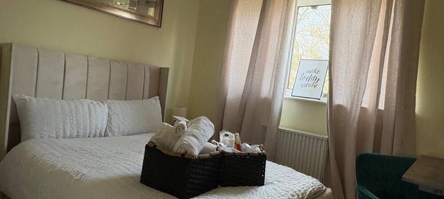 Stylish Apartment near Heathrow Brunel Uni, Shops, & 35 mins to Central London
