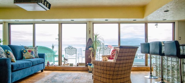 Coastal Charm: Lobster Châto