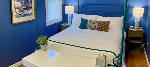 Vintage City Chic: The Artist's Haven. 5 Blocks from Lake Michigan!