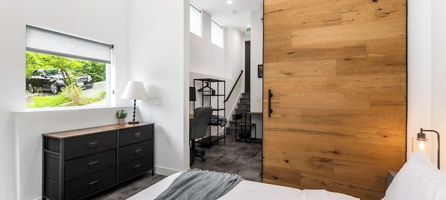 Stylish Condo-Close to Alki Beach!