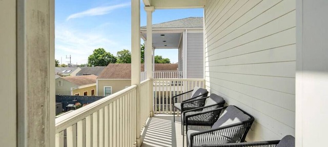 Chic Magazine St. Apt | King Bed, Balcony, Parking