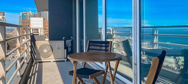 Luxe condo overlooking Elliott Bay & Olympic Mountains with pool, hot tub, gym
