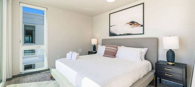 2BR Apt Panoramic Seattle Views | Private Balcony