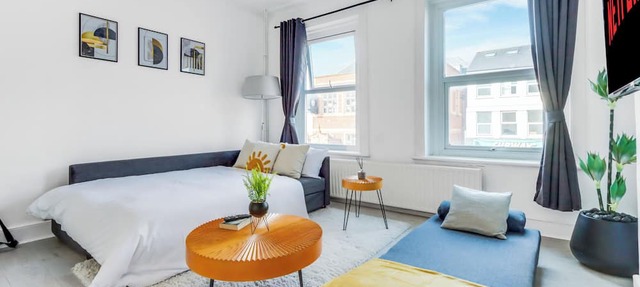 Luxury 2 Bed Flat - 1 Min Walk to Tooting Broadway Metro Station