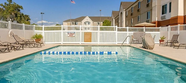 Excellent Choice! Unit with Full Kitchen, Outdoor Pool, Pets Allowed!