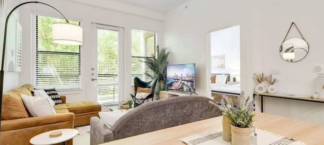 ATX Vibes SoCo Suite | Pool, Gym, Rooftop, Parking