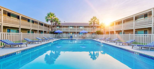 Roomy 1 BDRM Large Pool w/a Private Courtyard and a 5 Min Walk to the Beach