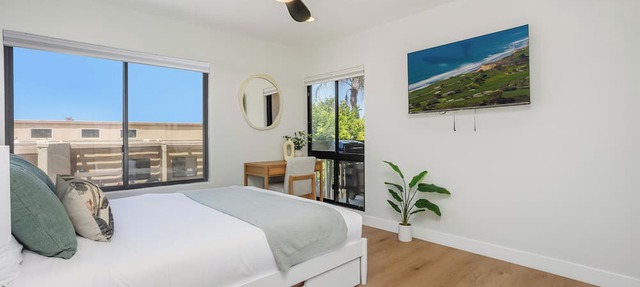 Ocean Whisper - Stylish Solana Beach Condo with Peek Ocean Views
