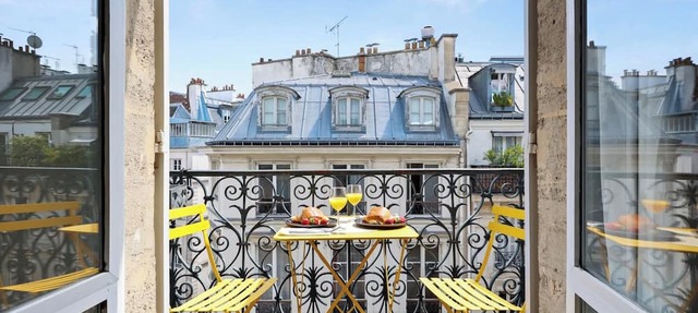 Charming Studio with Balcony near Louvre & Rivoli