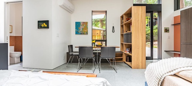 Hip Modern Studio in serene central Bellevue with AC, WiFi, Kitchen, TV