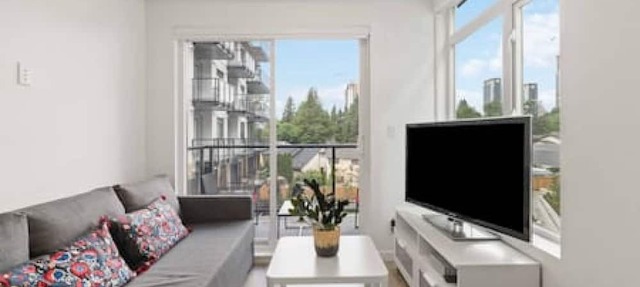 Modern Central 1BR condo, Surrey
