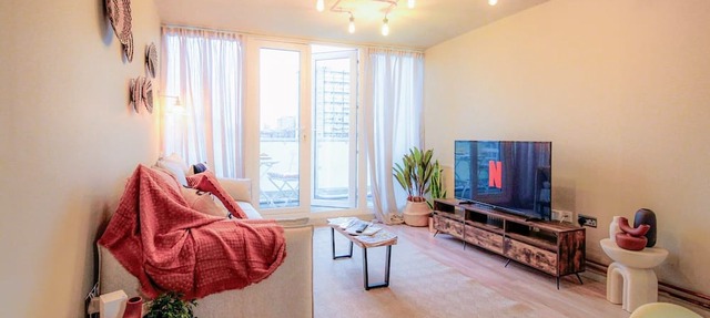 Spacious 2-Bed Flat | Sleeps 5 | King Bed | Fast Links to City & Wharf