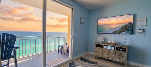 Splash Resort 1403E 🏖 Beachfront Luxury & Free Chairs ✨️ Mega Vacations PCB
