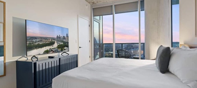 2BR Lux Highrise + Austin + Vibrant Rainey St
