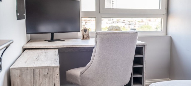 Canary Wharf Retreat with Free Secure Parking