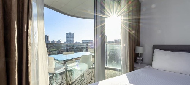 GuestReady - Spacious 2bed w Balcony in Battersea