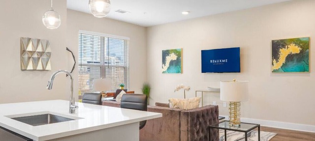 Reluxme|Uptown 2BR w/Hot Tub, Gym, Pools & Views