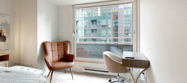 Luxury corner condo with city views, indoor pool & gym - 1 block from Pike Place