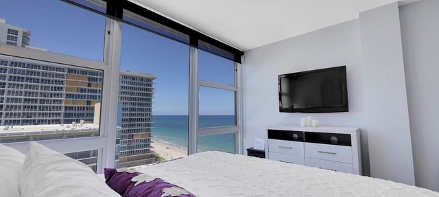 Beachfront 2-bedroom condo directly on the beach -last minute special rates