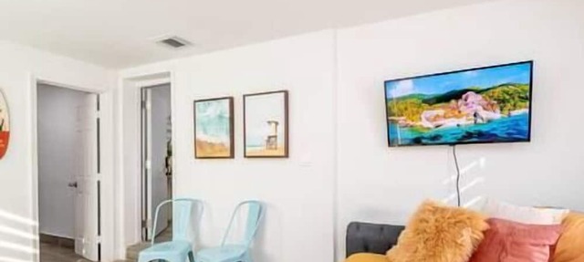 Cool Mini-Studio. 3mi to Airport. 11mi to Beach