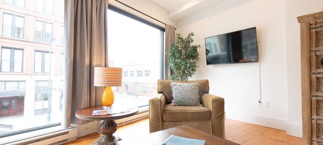 Stylish Brownstone Downtown Free St|Perfect Getaway for 2
