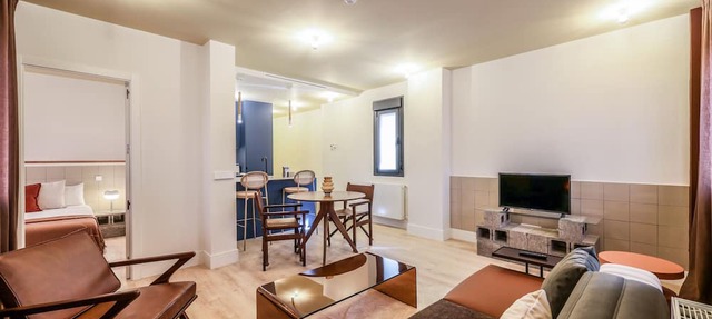 Modern two-bedroom apartment near the Royal Palace 02