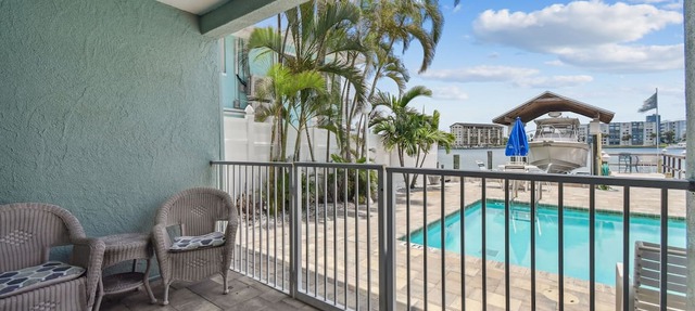 Enchanted Inn; 7 Private King Suites Sleeps 16! Waterfront, Pool, Fishing Dock, Boat Docks & Tiki Bar!