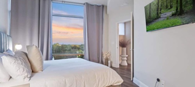 Spacious 4 bd/2bath 2100 sq ft Downtown Condo