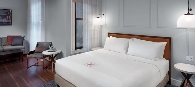 Contemporary Suite, Axiom Hotel in San Francisco, Mono King