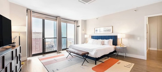 Downtown Penthouse Lake Views #1|Gym, Parking+Pool