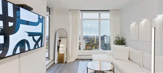 Sky Suite 2BR 1BR Condo in Surreys Tallest Tower! Rooftop Terrace w/Views