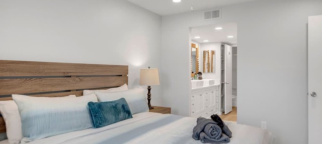 Luxury 2BR condo in Sedona's Village of Oak Creek with garden views.
