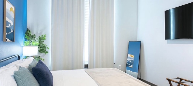 Memory Foam King Bed+Pool+Gym+Downtown Austin+Domain+Q2Stadium+FreeParking