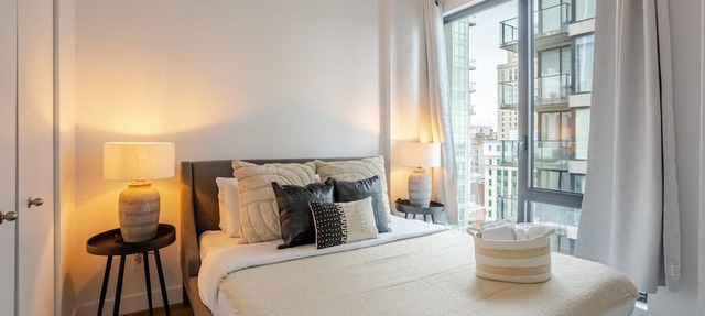 Elegant 1BR Retreat | Chic Stay in Old Port