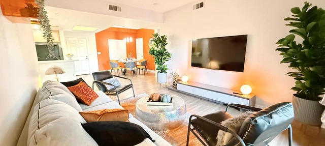Charming 3BR with WiFi, AC and Parking in Marvelous Los Angeles