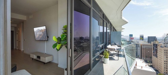 The Seven Mil' Penthouse Hollywood Hills 2BD 2BA Panoramic Views Of LA Pool, Gym