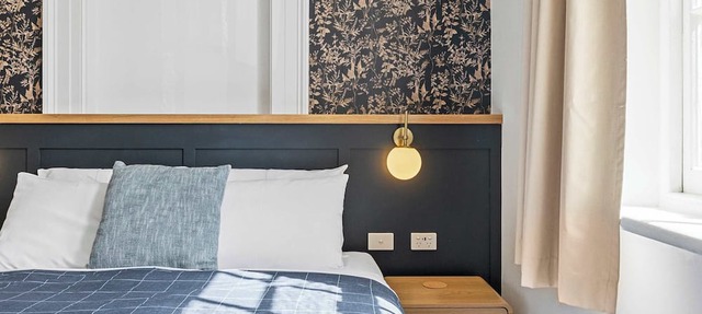 Portsea Place - Chic queen studio and parking