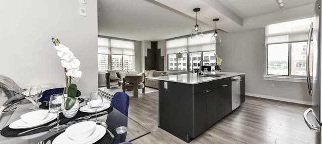 2BR Urban Retreat | Gym, Prkng & Scenic Rooftop