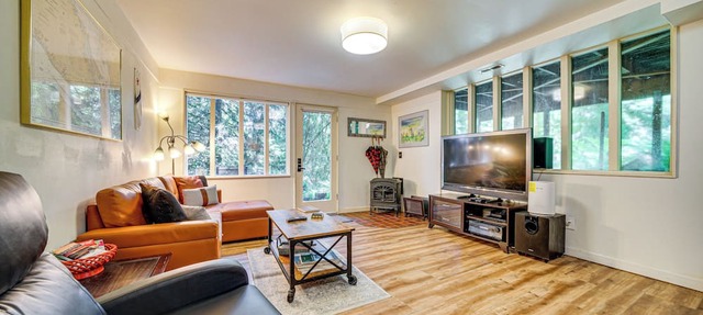 8 Mi to Lumen Field: Pet-Friendly Apt w/Hot Tub