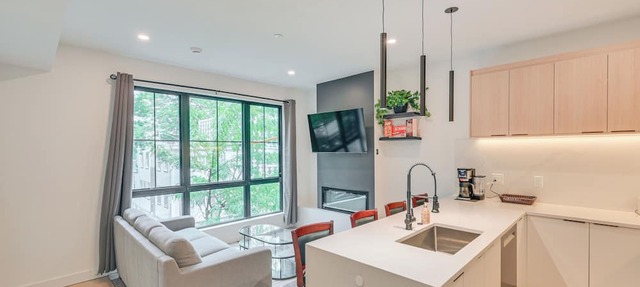 Near Biotechs & MIT: Cozy Condo w/Fireplace
