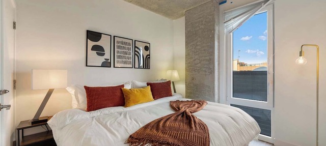 Chic 4-Bedroom with Skyline Views, Firepit and Gym