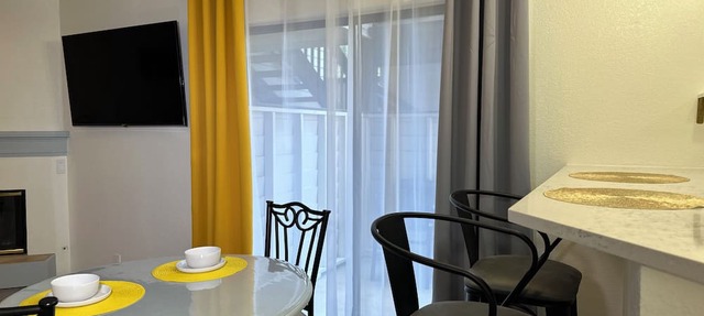 Cozy 1st Floor 1b/1b I Standing Desk I Free Parking I Private Patio I No Stairs