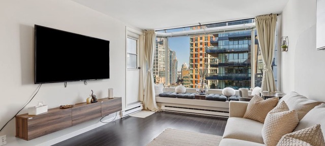 DT Penthouse| Free Parking| Balcony| 9min to Beach