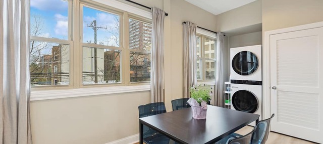 Spacious 4-bedroom apartment with WiFi, AC in brilliant Chicago